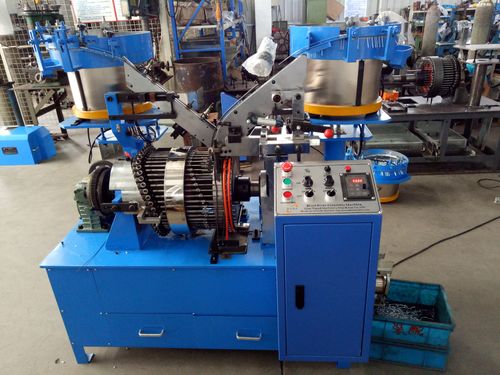 Laatste bedrijfscasus over Duitse auto-onderdelenfabrikant moderniseert productie met geavanceerde klinkmachine